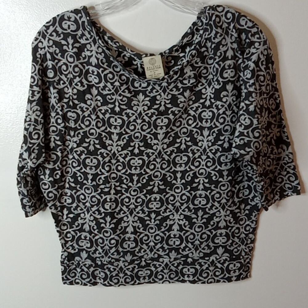 Marika The Balance Collection Women's Crew Cropped paisley Medium blouse .Casual